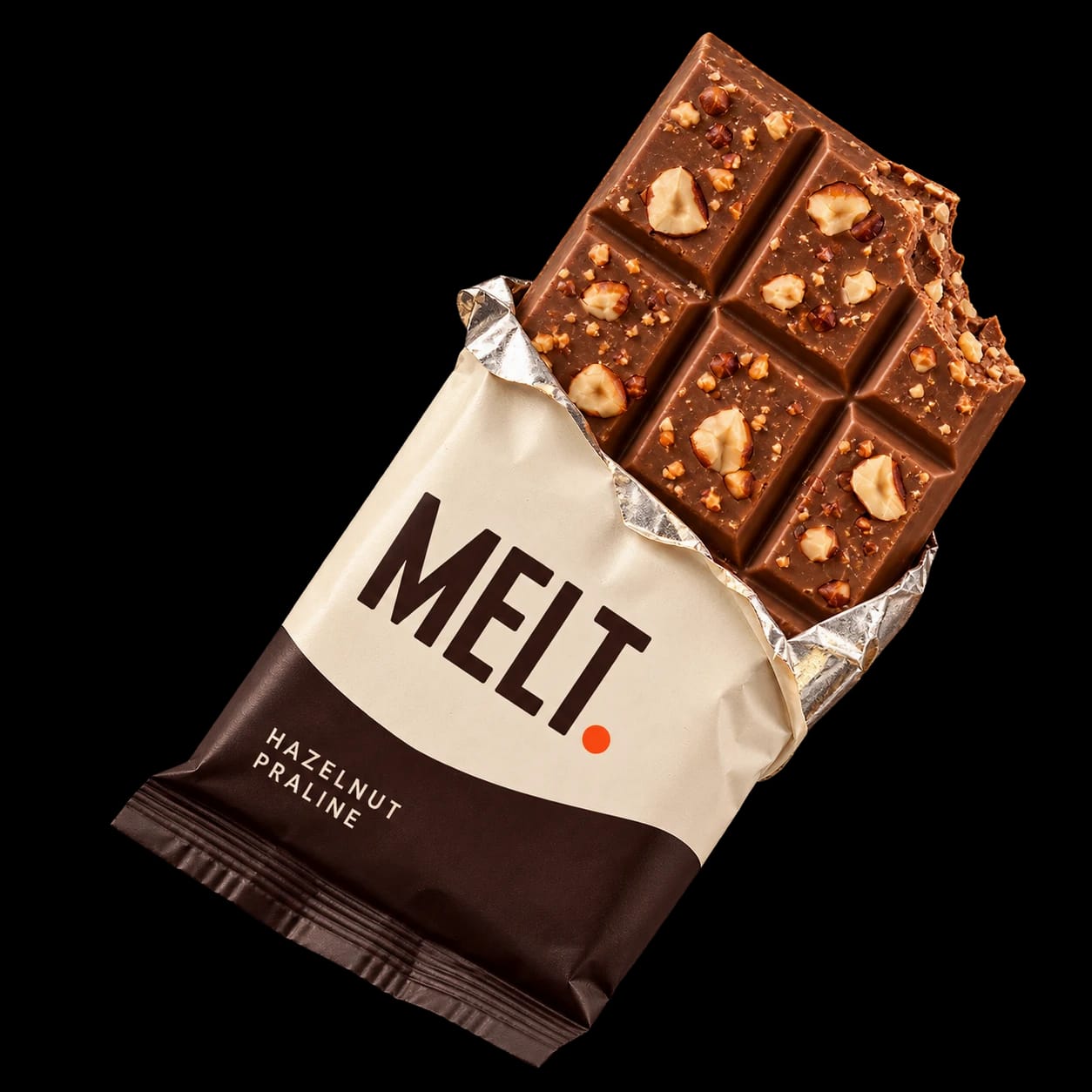 Tableta MELT Hazelnut Praline medio fuera del envoltorio, con una esquina mordida